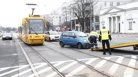 Matiz z urwanym kołem zablokował tramwaje 