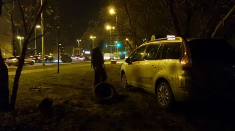 Jeżdżą "na dziko" Arbuzową. Taksówkarz utknął na "hopce"