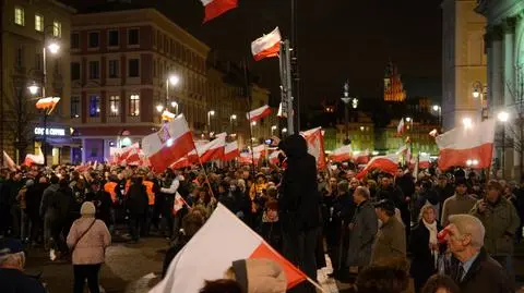 Tłumy przed Pałacem Prezydenckim. Miesięcznica katastrofy smoleńskiej