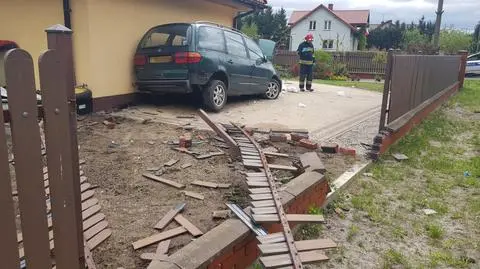 Auto wjechało w budynek. "Kierująca miała dwa promile"