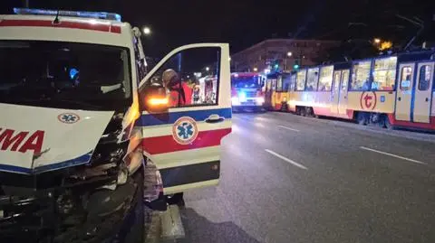 Karetka rozbita po kolizji 
