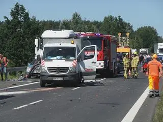 Ciężarówka wjechała w auto drogowców