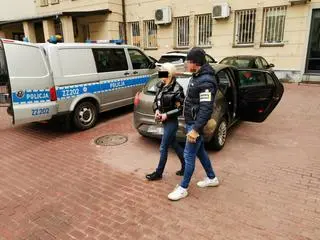 Policjant z zatrzymaną kobietą 