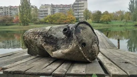 Wyłowili z jeziorka zbiornik i pocisk. "Pochodzą z zestrzelonego Liberatora"