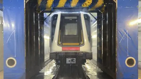 Najpierw szampon, potem szczotkowanie, na końcu suszenie. Tak "się kąpie" pociągi metra