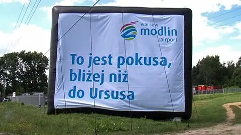 Reklamy zamiast znaków. Jak dojechać na lotnisko?