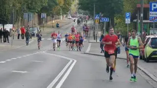 Zawodnicy na trasie 41. Maratonu Warszawskiego