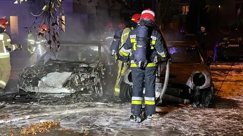 Nocny pożar na Woli, spłonęły trzy samochody