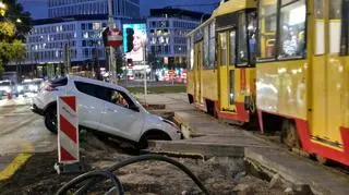 Samochód wbity w rów na Puławskiej