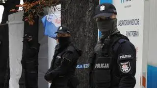 Interwencja policji w białym miasteczku