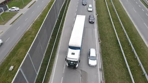 Kierowca tira gwałtownie zahamował, ładunek uszkodził mu kabinę. Korki na S8 