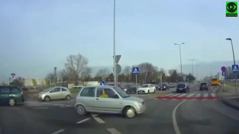 "Objechanie ronda chyba wydawało się temu kierowcy zbędne, więc pojechał na skróty"