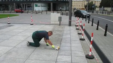 Impregnują plac Piłsudskiego