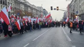 Przy rondzie Dmowskiego gromadzą się uczestnicy marszu