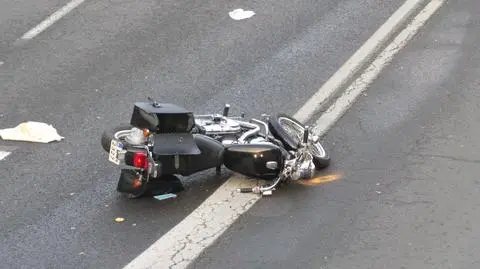 Motocyklista został ranny w wypadku na Globusowej. Policja wciąż szuka kierowcy auta