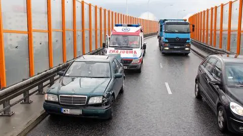 Poślizg na wiadukcie. Ranna kobieta, rozbity mercedes