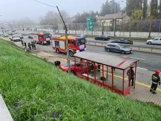 Sportowe auto wjechało w przystanek autobusowy