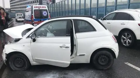 Fiat wypadł z łuku trasy i uderzył w barierki