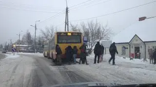 Pasażerowie 723 pchają autobus