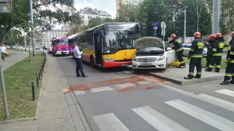 Zderzenie autobusu z mercedesem. Poszkodowana pasażerka