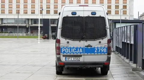 Obserwacja pomnika smoleńskiego przez policjantów w radiowozie i pieszy patrol