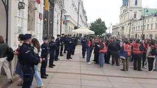 Protest studentów przed bramą główną UW