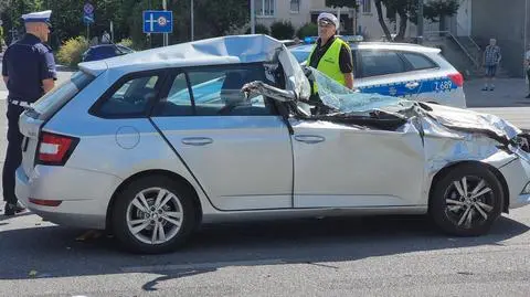 Auto uderzyło w wóz strażacki, przód i dach całkowicie zniszczone 