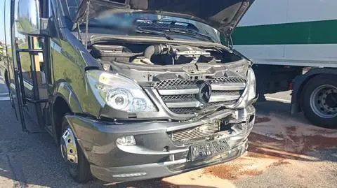 Zderzenie busa i auta osobowego. Jedna osoba w szpitalu