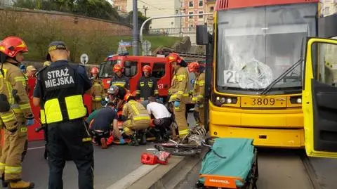 Rowerzysta wjechał na pasy, "kierująca tramwajem nie miała szansy wyhamować"