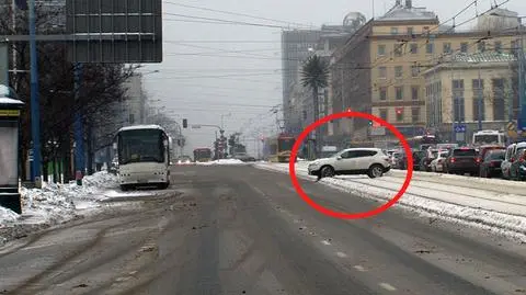 Stracił cierpliwość stojąc w korku, zawrócił na torowisku 