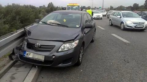 Toyota wjechała w ciężarówkę. Korki na Trasie Siekierkowskiej