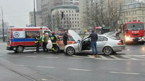 Wypadek na Marszałkowskiej. Taksówka zderzyła się z BMW