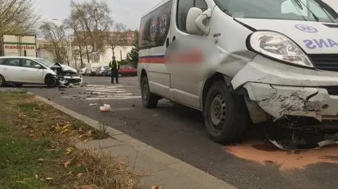 Bródno: samochód osobowy zderzył się z karetką 