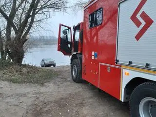 Strażacy wyciągnęli auto z rzeki