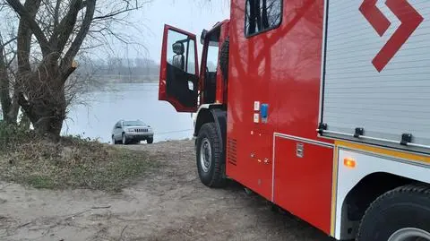 "W wyniku nieuwagi wędkarza auto stoczyło się do Wisły". Nurkowie zeszli pod wodę