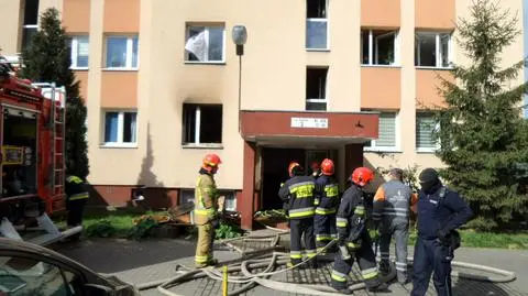 Płonęło mieszkanie. "Dwie osoby trafiły pod opiekę pogotowia"