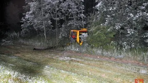 Miał 3 promile, wjechał w las. Wcześniej woził pasażerów