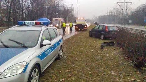 Uderzyła w słup i wjechała na torowisko