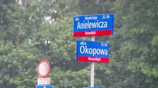 Samochód wjechał w barierki