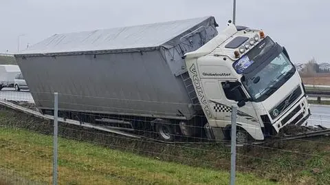 Po kolizji z autem tir zawisł na barierkach