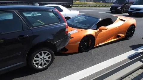 Kolizja na S2 z udziałem pomarańczowego lamborghini. Kierowcy utknęli w korku