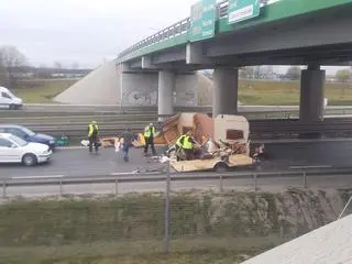 Przyczepa wywróciła się na drodze ekspresowej