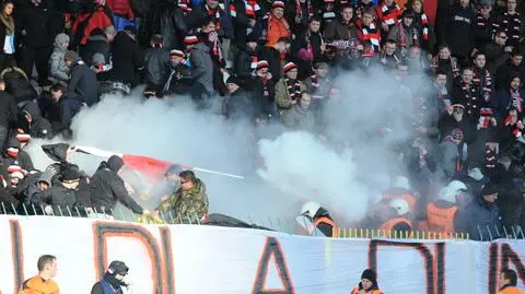 Przepychanki i gaz na Polonii. Mecz przerwany na chwilę