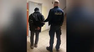 Policjant z zatrzymanym mężczyzną 