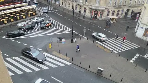 Miejski plac na przecięciu Chmielnej. Planują wyrzucenie aut