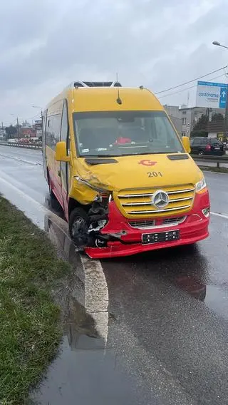 Kolizja samochodu osobowego i busa w Raszynie