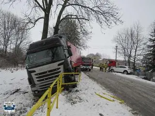 Samochód osobowy zderzył się z ciężarówką