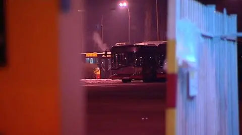 Autobusy stoją nocą z włączonymi silnikami. "Żeby mogły wyjechać"