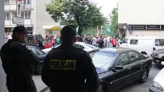 Protest przed komendą policji przy ulicy Wilczej