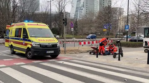 Jechał na hulajnodze, został potrącony przez samochód. "Poważny uraz nogi"